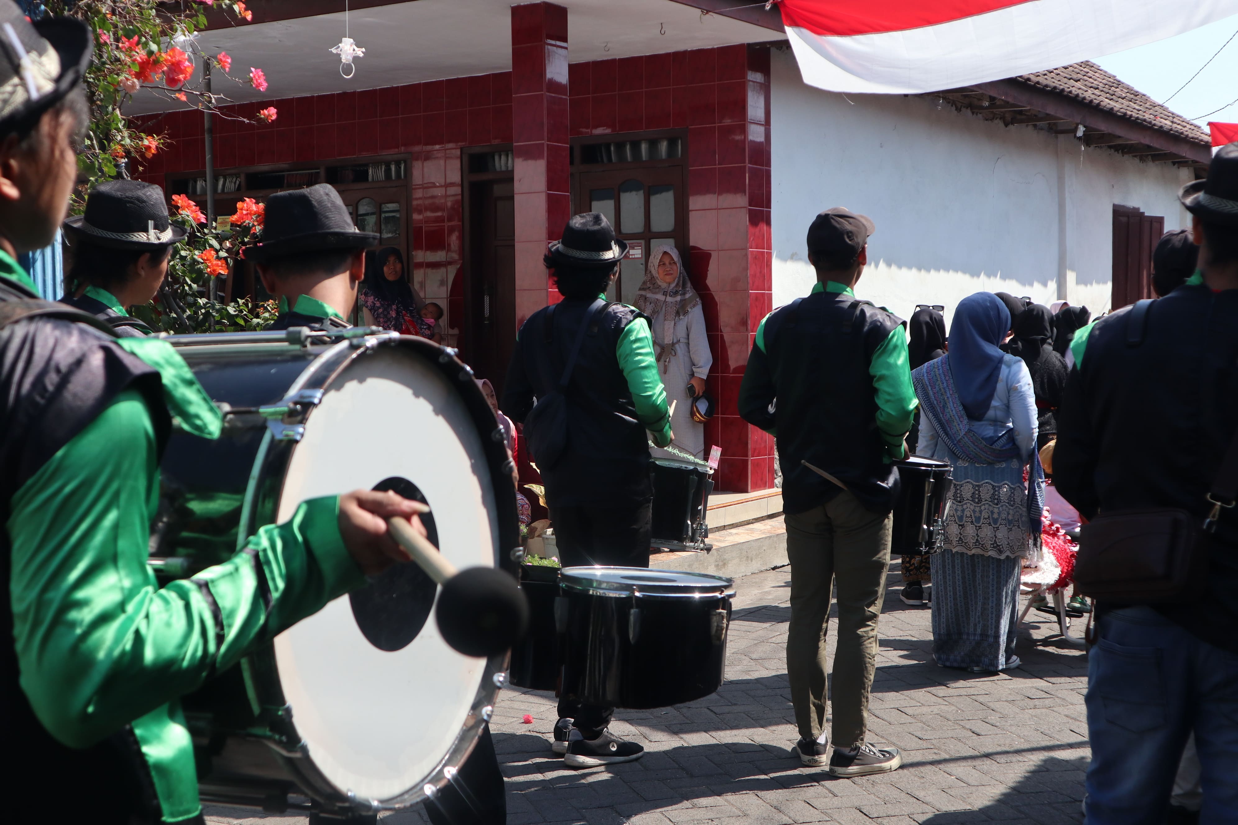 Meriah! Yayasan Darul Rokhman Ngembe Gelar Pawai HUT RI ke-79