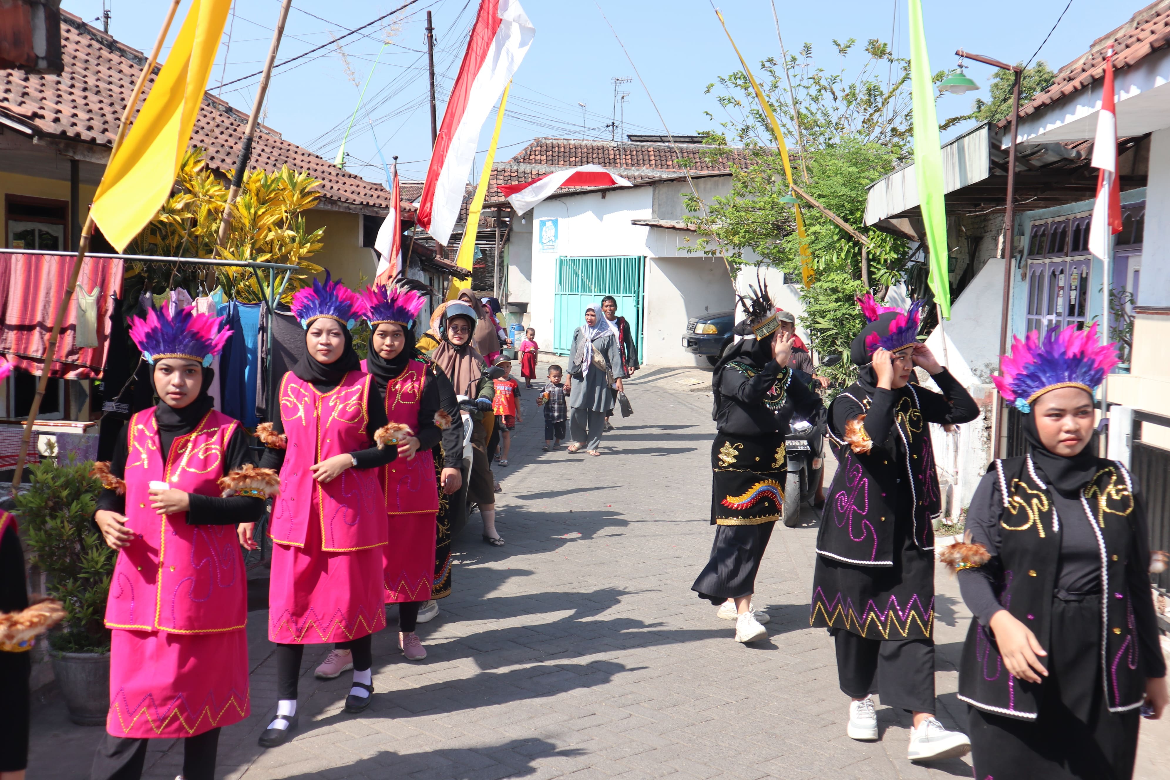 Meriah! Yayasan Darul Rokhman Ngembe Gelar Pawai HUT RI ke-79