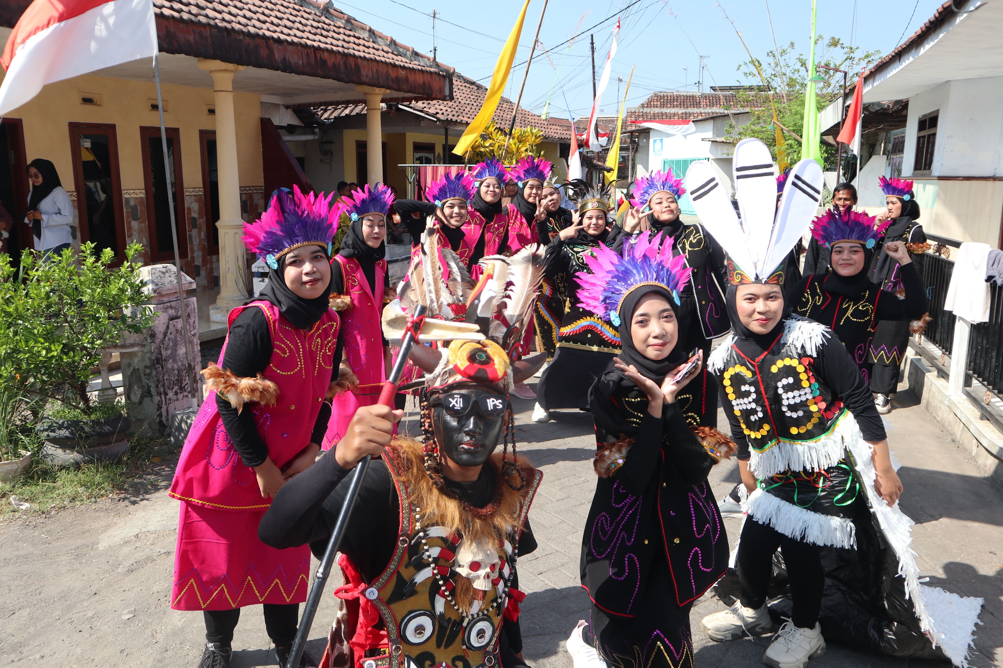 Meriah! Yayasan Darul Rokhman Ngembe Gelar Pawai HUT RI ke-79