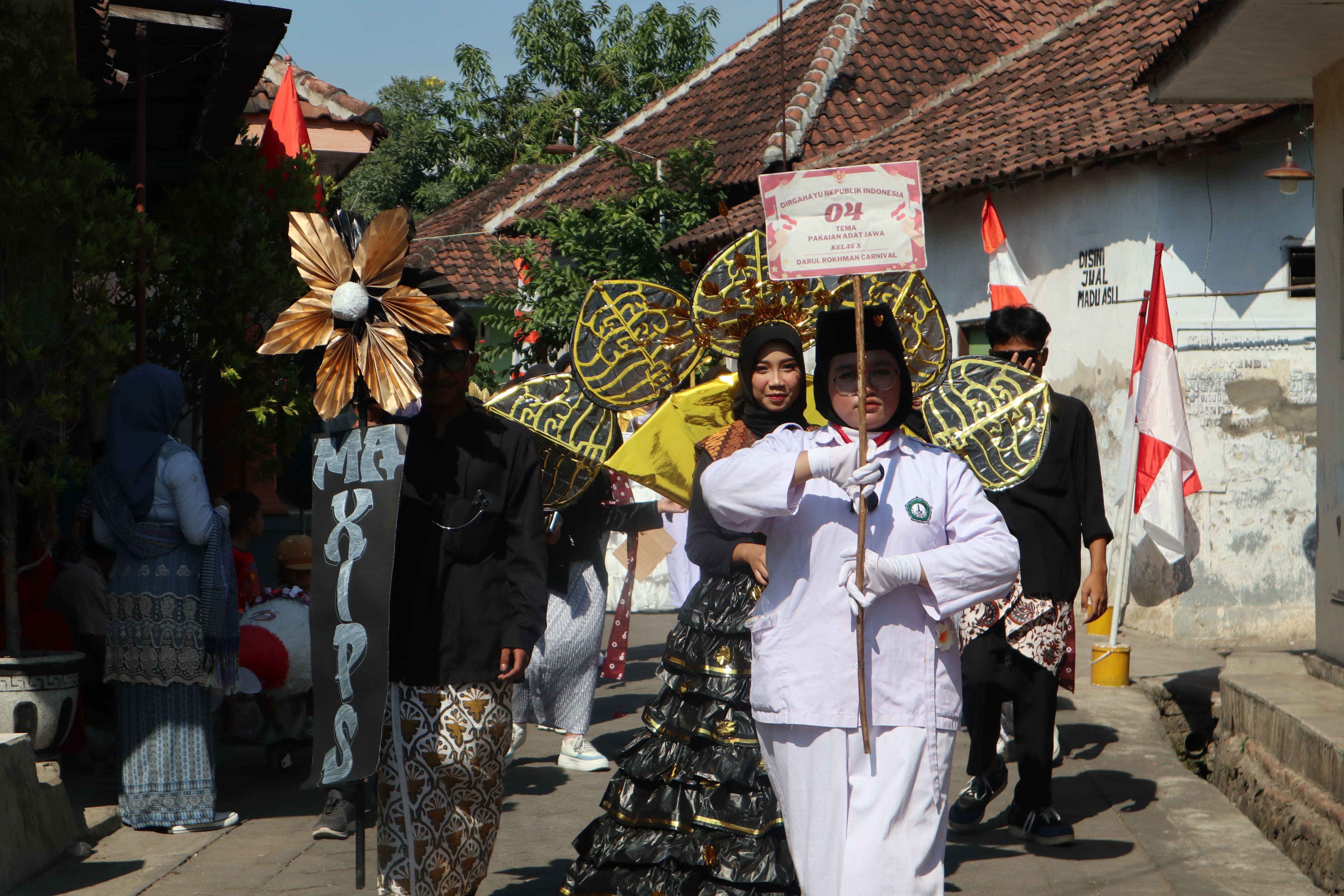 Meriah! Yayasan Darul Rokhman Ngembe Gelar Pawai HUT RI ke-79